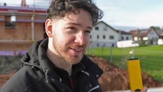 Bauexperte Onur Eyüboglu im Neubaugebiet