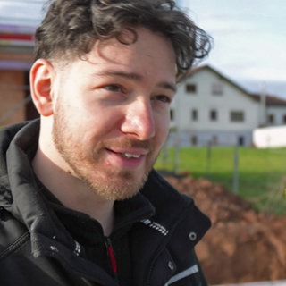 Bauexperte Onur Eyüboglu im Neubaugebiet