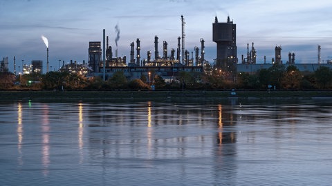 Blick über den Rhein auf das Industriegelände der BASF