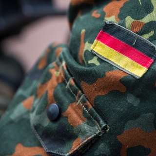 Die Fahne von Deutschland ist auf der Uniform eines Soldaten aufgenäht. (Archiv)