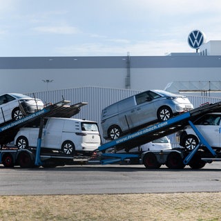 Neuwagen auf einem Transporter