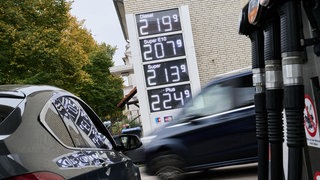 Kraftstoffpreise stehen auf der Preistafel einer Tankstelle.