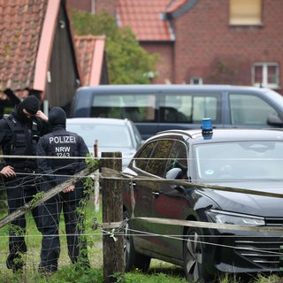 Polizeibeamte stehen vor dem Wohnhaus des ehemaligen BND-Präsidenten Hanning.