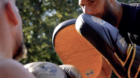 Rollstuhlfahrer Philip Pawlik beim Training bei Silbersack Hood Gym.
