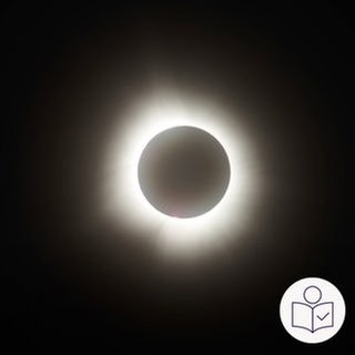 Das Bild zeigt eine totale Sonnenfinsternis. Der Mond hat sich zwischen die Erde und die Sonne geschoben. Die Sonne ist dunkel. Man sieht nur einen leuchtenden Ring. Rechts das SWR Logo für Leichte Sprache.