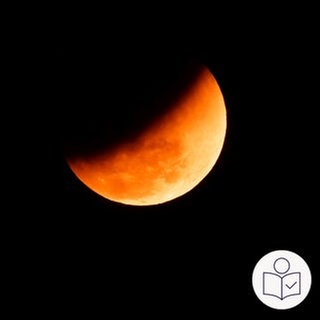 Eine Mond·finsternis. Der Mond wird zum Teil vom Schatten der Erde verdeckt. Rechts das SWR Logo für Leichte Sprache.