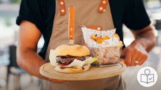 Eine Bedienung mit Burger und Pommes auf einem Tablett. Man sieht nur das Essen und die Hände von dem Mann. Rechts das SWR Logo für Leichte Sprache.