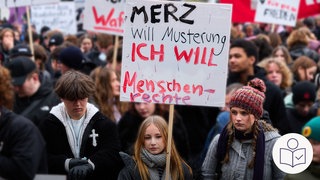 Schüler bei einer Demonstration: Ein Mädchen hält ein Schild hoch. Die Schüler demonstrieren gegen die Wehr·pflicht. Rechts das SWR Logo für Leichte Sprache.