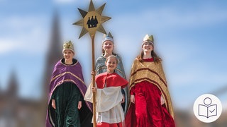 Vier Kinder. Alle Kinder sind verkleidet wie Könige. Ein Kind trägt einen Holz·stern. Rechts das SWR Logo für Leichte Sprache.