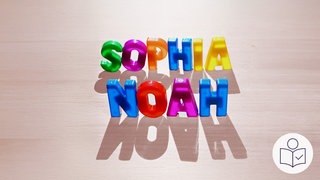 Zwei Buchstaben·reihe liegen auf einer Fläche. Die eine Reihe bildet den Namen Sophia. Die andere Reihe den Namen Noah. Rechts das SWR Logo für Leichte Sprache.