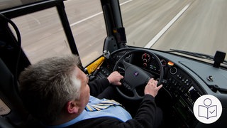 Ein Bus·fahrer sitzt hinter dem Lenk·rad von einem Bus. Rechts das SWR Logo für Leichte Sprache.