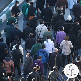 Der Blick von oben auf viele Menschen bei einer Demonstration. Die Menschen demonstrieren im Iran. Sie demonstrieren gegen das Mullah-Regime. Rechts das SWR-Logo für Leichte Sprache.