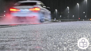 Das ist ein Beispiel·bild: Ein Auto fährt auf einer Straße. Auf der Straße liegt Glatt·eis. Rechts das SWR Logo für Leichte Sprache. 