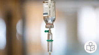 Das ist ein Beispiel·bild: Ein Infusions·beutel in einem Krankenhaus. Die Infusion versorgt einen Grippe·patienten. Rechts das SWR Logo für Leichte Sprache.