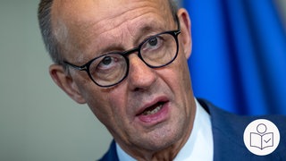 Bundes·kanzler Friedrich Merz glaubt: Das Mullah-Regime in dem Land Iran kann sich nicht mehr lange halten. Bild von Friedrich Merz. Rechts das SWR Logo für Leichte Sprache. 