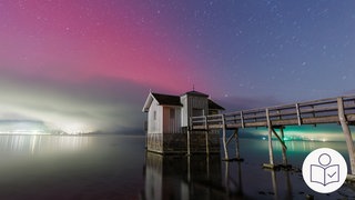 Polar·lichter über dem Bodensee. Ein Steg führt zu einem kleinen Holz·haus. Rechts das SWR Logo für Leichte Sprache.