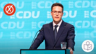 Der CDU-Politiker Manuel Hager hält eine Rede. Eine Umfrage zeigt: Viele Menschen wollen bei der Landtags·wahl 2026 die CDU wählen. Links oben ein weißes Kreuz auf einem roten Kreis. Rechts unten das SWR Logo für Leichte Sprache.