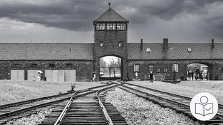 Der Eingang von dem Konzentrations·lager in Auschwitz-Birkenau. Am 27. Januar 1945 haben Soldaten Juden aus dem Konzentrations·lager befreit. Das Bild ist in schwarz-weiß. Rechts das SWR Logo für Leichte Sprache.