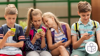 Das ist ein Beispiel·bild: Kinder sitzen auf einer Bank. Die Kinder haben Schul·ranzen auf den Rücken. Die Kinder gucken auf ihre Handys. Rechts das SWR Logo für Leichte Sprache.