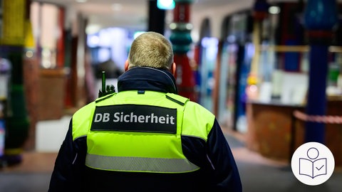 Ein Mann vom Sicherheits·dienst von der Deutschen Bahn. Der Mann hat eine Warn·weste an Rechts das SWR Logo für Leichte Sprache.