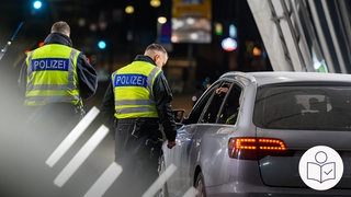 Zwei Polizisten kontrollieren bei Nacht ein Auto. Rechts das SWR Logo für Leichte Sprache.