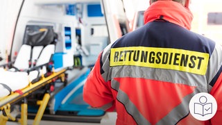 Ein Mitarbeiter vom Rettungs·dienst steht vor einem Kranken·wagen. Der Kranken·wagern ist offen. Man kann hineinsehen. Rechts das SWR Logo für Leichte Sprache. 