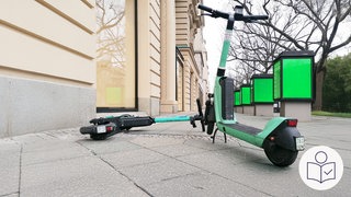 Zwei grüne E-Scooter blockieren einen Gehweg. Der eine liegt auf dem Gehweg. Der andere steht aufrecht. Rechts das SWR Logo für Leichte Sprache.  