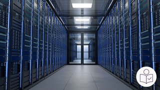 Ein Gang in einem Rechen·zentrum. Rechts und links von dem Gang stehen große Computer. Ganz rechts das SWR Logo für Leichte Sprache.