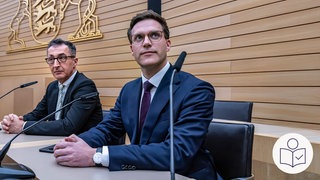 Cem Özdemir von den Grünen und Manuel Hagel von der CDU sitzen nebeneinander. Rechts das SWR Logo für Leichte Sprache.