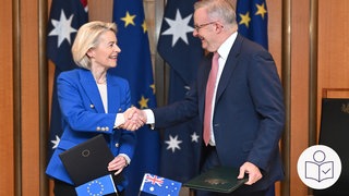 Die Kommissions·präsidentin von der EU, Ursula von der Leyen, und der australische Regierungs·chef Anthony Albanese schütteln sich die Hände. Rechts das SWR Logo für Leichte Sprache. 