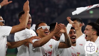 Die Spieler von dem VfB Stuttgart jubeln und klatschen. Die Spieler haben weiße T-Shirts an. Stuttgart steht im Finale von dem DFB-Pokal.  Rechts das SWR Logo für Leichte Sprache.