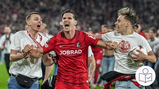 Freiburg-Spieler  Igor Matanovic jubelt mit den Fans. Der SC Freiburg steht im Finale von der Europa League. Rechts das SWR Logo für Leichte Sprache.