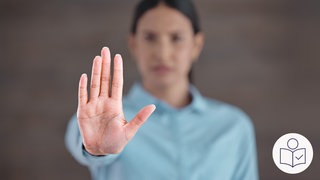 Eine Frau hebt die Hand. Man sieht ihre Handfläche. Die Frau dahinter ist verschwommen. Rechts das SWR Logo für Leichte Sprache.