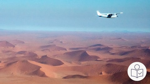 Das ist ein Beispiel·bild. Auf dem Foto ist eine Wüste in Namibia. Rechts oben fliegt ein kleines Flugzeug mit einem Propeller. Rechts unten das SWR Logo für Leichte Sprache.