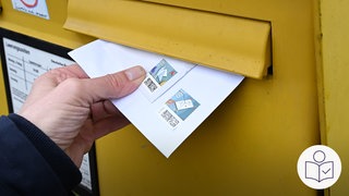 Eine Person steckt zwei Briefe in einen Brief·kasten. Man sieht nur die Hand der Person. Der Brief·kasten ist gelb. Rechts das SWR Logo für Leichte Sprache.