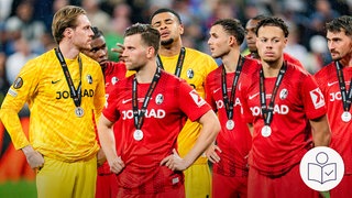 Die Spieler vom SC Freiburg stehen nach dem Europa League-Finale zusammen. Freiburg hat das Finale gegen Aston Villa verloren. Rechts das SWR Logo für Leichte Sprache.