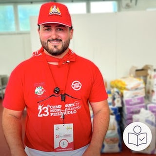 Lorenzo Parrotta ist der bester Pizza·bäcker der Welt. Er trägt ein rotes T-Shirt und eine rote Kappe. Er kommt aus Ludwighafen. Parrotta hat bei der Welt·meisterschaft gewonnen. Rechts das SWR Logo für Leichte Sprache.