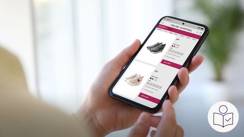 Zwei Hände halten ein Handy. Auf dem Handy ist eine Internet-Seite von einem Online-Handel zu sehen. Der Händler verkauft Schuhe. Die Rückgabe beim Online-Shopping soll einfacher werden. Rechts das SWR Logo für Leichte Sprache.