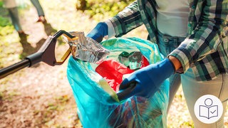 Das Foto zeigt Hände und einen blauen Müll·sack. Eine Greif·zange tut eine Alu·verpackung in den Sack. Rechts das SWR Logo für Leichte Sprache. 
