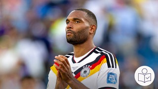 Fußball-National·spieler Jonathan Tah nach dem Ausscheiden bei der Weltmeister·schaft. Jonathan Tah hat eine dunkle Hautfarbe. Auf Social Media haben Menschen Jonathan Tah rassistisch beleidigt. Rechts das SWR Logo für Leichte Sprache.