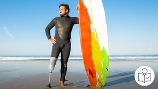 Auf dem Bild ist ein Mann mit einem Surfboard. Der Mann trägt einen Taucher·anzug. Der Mann hat eine Bein·prothese. Rechts das SWR Logo für Leichte Sprache. 