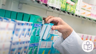 Eine Apothekerin nimmt Medikamente aus einem Regal. Bald müssen Menschen mehr für Medikamente bezahlen. Die Bundesregierung hat die Zuzahlung erhöht. Rechts das SWR Logo für Leichte Sprache.