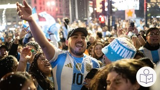 Auf einem Platz in Argentinien jubelt ein Fußballfant. Der Fußballfan hat das Trikot von Argentinien an. Rechts unten das SWR-Logo für Leichte Sprache.