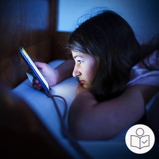 Ein Mädchen liegt im Dunkeln auf ihrem Bett. Sie schaut auf den leuchtenden Bild·schirm von ihrem Handy. Rechts das SWR Logo für Leichte Sprache.