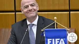 FIFA-Chef Gianni Infantino schaut fröhlich in die Kamera. Rechts das SWR Logo für Leichte Sprache. 