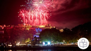 Das Bild zeigt ein großes Feuerwerk bei der Veranstaltung Rhein in Flammen. Rechts das SWR Logo für Leichte Sprache. 