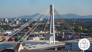 Die Kurt-Schumacher-Brücke führt über den Rhein. Die Brücke hat hohe Brücken·pfeiler mit Stahl·seilen. Dahinter ist die Stadt Ludwigshafen. Die Brücke ist 4 Jahre gesperrt. Rechts das SWR Logo für Leichte Sprache.