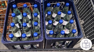 Zwei Kisten mit Minerals·wasser stehen in einem Einkaufswagen. Die Firmen stellen mehr Mineral·wasser her. Der Grund ist die Hitze. Rechts das SWR Logo für Leichte Sprache.
