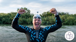 Joseph Heß freut sich. Joseph Heß ist ein Schwimmer. Joseph Heß ist den ganzen Fluss Donau entlang geschwommen. Rechts das SWR Logo für Leichte Sprache.