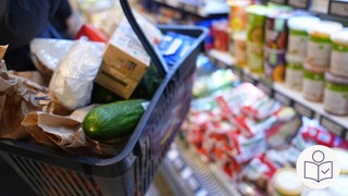 Eine Person geht mit einem Einkaufskorb und ihrem Einkauf an den Regalen in einem Supermarkt vorbei. Rechts das SWR Logo für Leichte Sprache.